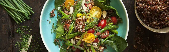 Quinoasallad med körsbärstomater och sparris