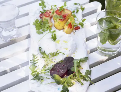 Rödbetor med burrata och persikor