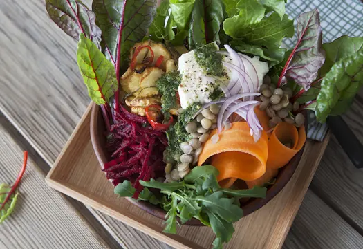 Fetaostsallad med rotfrukter
