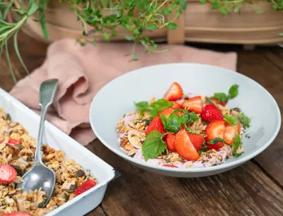 Smoothiebowl med färska bär och granola