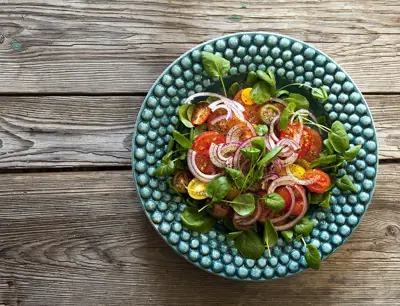 Tomatsallad med rödlök