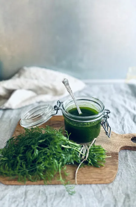 Hemmagjord örtolja och dill i knippe