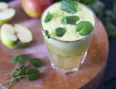 Färskpressad äppeljuice