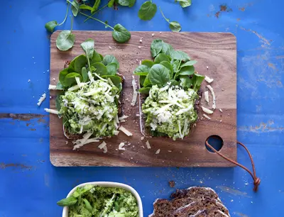 Rågmacka med avokado och riven ost