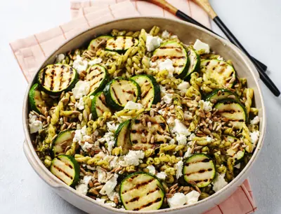 Pastasallad med pesto och grillad zucchini