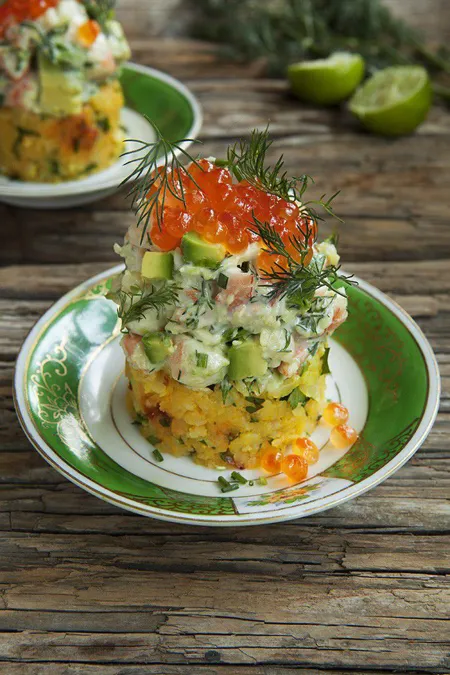 Förrätt toppad med räkor, avokado och rom