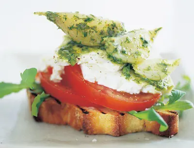 Bruschetta med tomat, fårost och marinerad lök