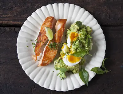 Halstrad lax med avokado, basilika och ägg