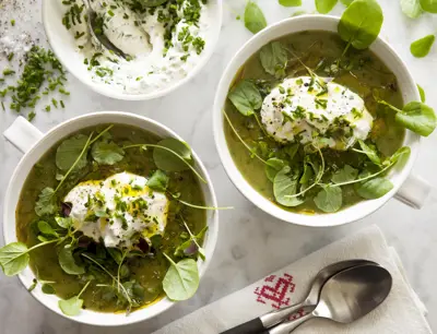 Potatis- och purjolökssoppa med örtig crème fraiche