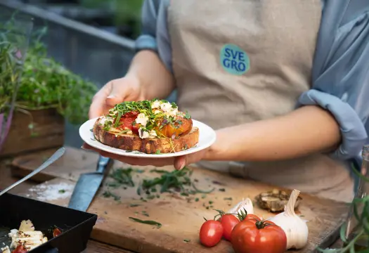 Varm macka med bakade tomater och fetaost