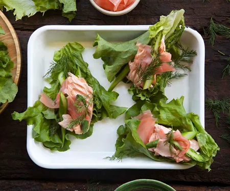 Lax med inlagd ingefära i sallatsblad