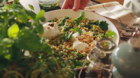 Risoni-sallad med burrata och pesto