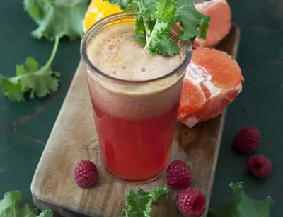 Färskpressad nyttig rosa juice
