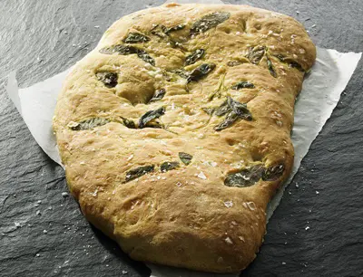 Hembakat bröd med salvia och flingsalt