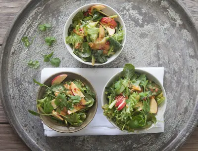 Sallad med äpple och jordnötsdressing