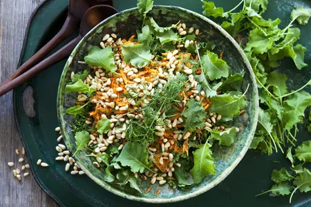 Grönkål- och morotssallad med rostade pinjenötter