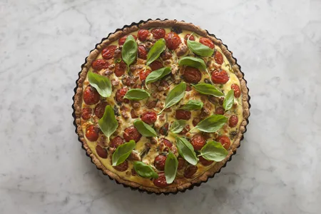 Paj med tomat och basilika