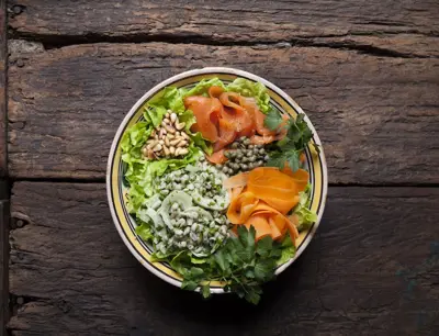 Poké bowl med rökt lax