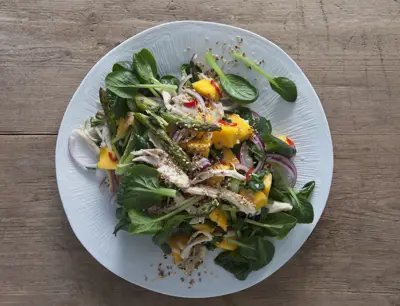 Asiatisk sallad med grillad kyckling