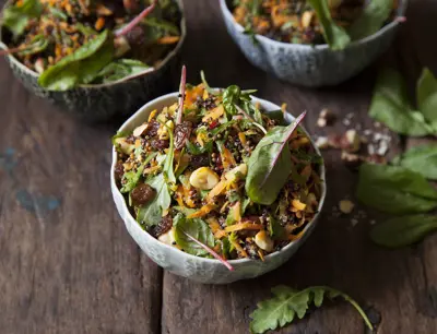 Sallad med rivna morötter, quinoa, russin och hasselnötter