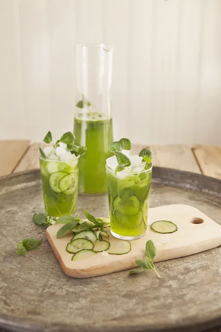 Grön fläderdryck med basilika