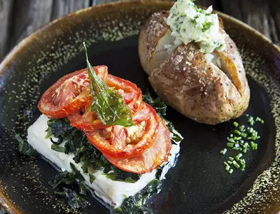 Ugnsbakad fisk med tomat och bakad potatis