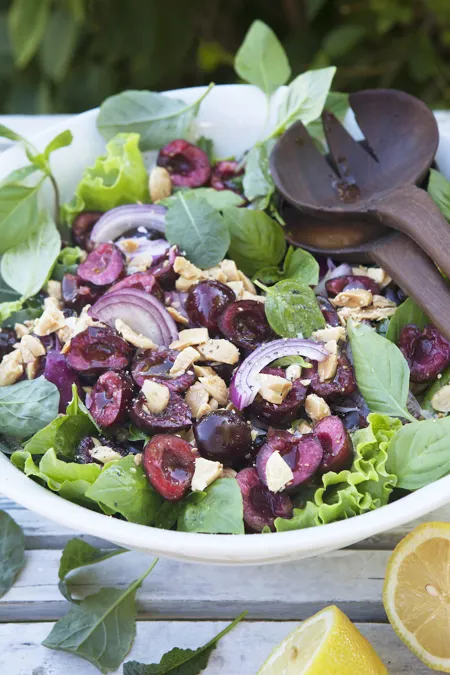 Sallad med körsbär och hackade mandlar