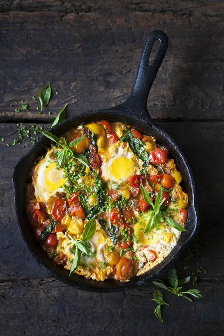 Schatshuka pocherade ägg i stark tomatsås