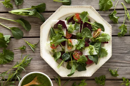 Kålsallad med rödbeta och tomat