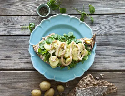 Knäckebröd med kokt potatis och krasse