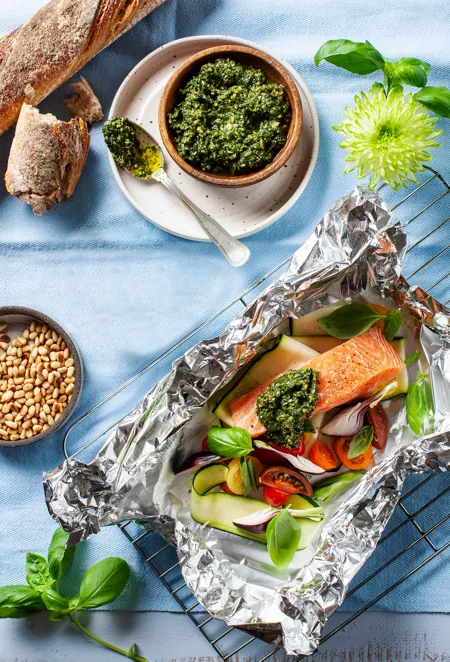 Grillad lax i folie med pesto