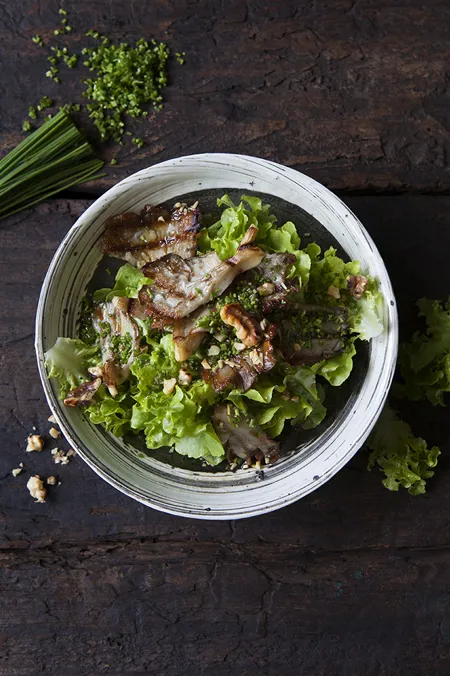 Grillad ostronskivling på bädd av sallat