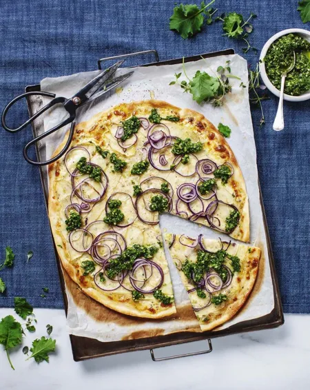 Pizza bianco med pesto