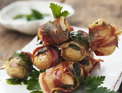 Baconbakad potatis med rosmarin