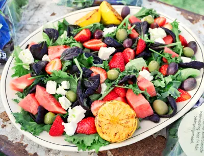 Melonsallad med jordgubbar, fetaost och oliver