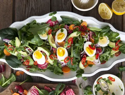 Sallad med avokado, ägg och polkabeta