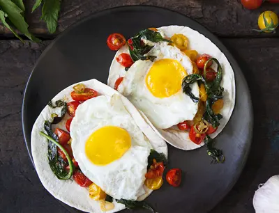 Vegetariska tacos med stekt ägg