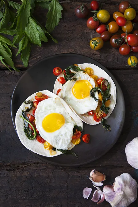 Vegetariska tacos med stekt ägg